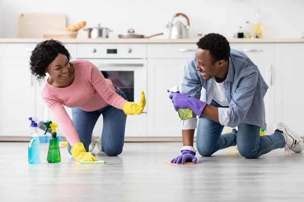 Speelse zwarte geliefden schieten met schoonmaak sprays — Stockfoto