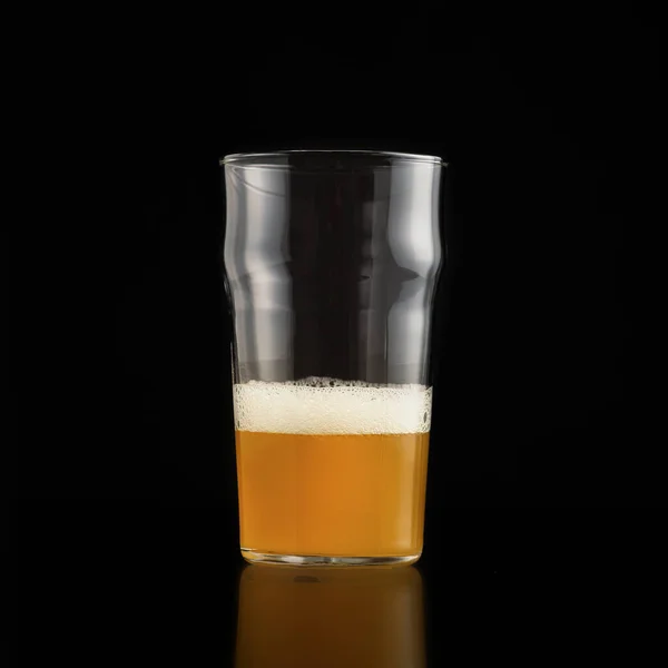 Ízletes ital, egy korsó kézműves sör. — Stock Fotó