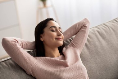 Rahat koltukta rahatla, hafta sonunun tadını çıkar.