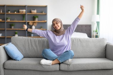 Hafta sonları evde dinlenen bir kadın.