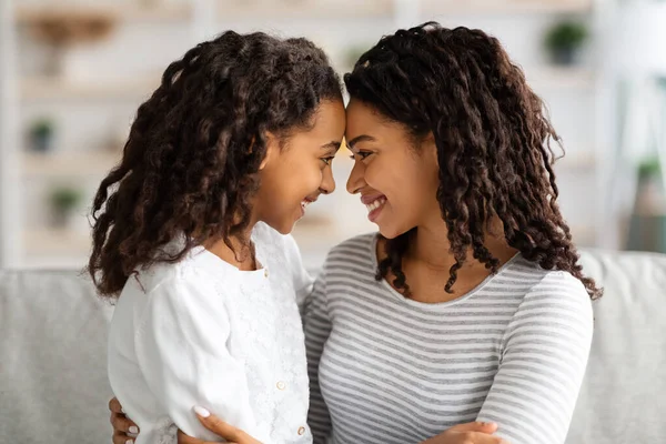 Nahaufnahme der liebevollen afrikanisch-amerikanischen Familie Mutter und Tochter — Stockfoto