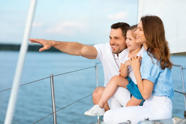 Pais e filha abraçando de pé no convés do barco olhando para fora — Fotografia de Stock