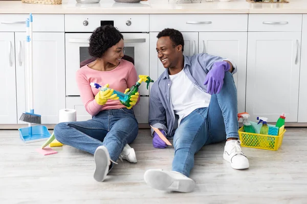 松懈的非洲裔美国家庭坐在地板上，拿着清洁工具 — 图库照片