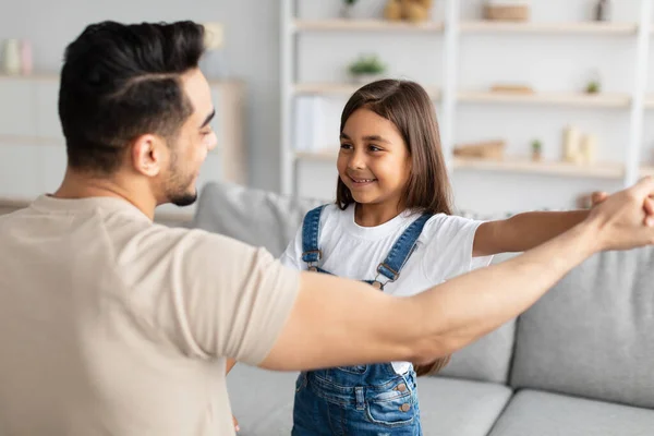 Papa et fille dansent ensemble dans le salon — Photo