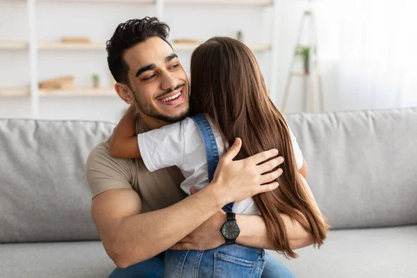 Porträtt av far och dotter kramas hemma — Stockfoto