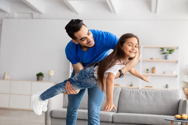 Alegre homem equitação excitado filha no mãos — Fotografia de Stock