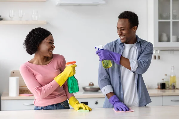 Tatlı Afrikalı Amerikalı çift temizlik spreyleriyle ateş ediyor. — Stok fotoğraf