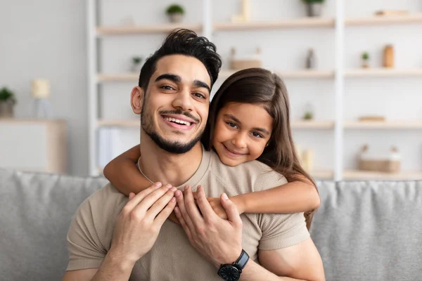 Retrato de pai e filha abraçando em casa — Fotografia de Stock