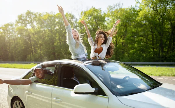 Vreugdevolle jonge vrienden die plezier hebben in hun auto, feesten tijdens een roadtrip, op het platteland reizen tijdens een zomervakantie — Stockfoto