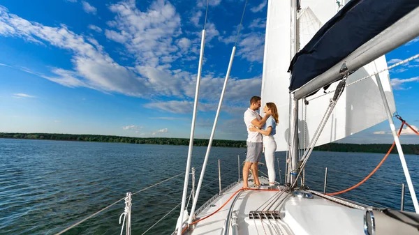 Couple aimant étreignant debout sur le pont du bateau ayant rendez-vous en plein air — Photo