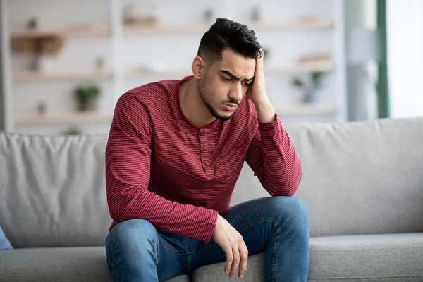 Primo piano ritratto di ragazzo arabo stressato che ha problemi — Foto Stock