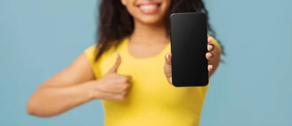 Nakit para, online alışveriş ve harika bir teklif. Afro-Amerikalı kadın boş ekranla akıllı telefon gösteriyor ve başparmağını kaldırıyor. — Stok fotoğraf