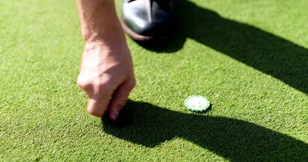 Közelkép felismerhetetlen férfi golfjátékos beállítás jel és javítási pályán jel zöld fű természetesen — Stock Fotó