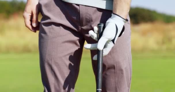 Profesionální golfista. Nerozpoznatelný muž v golfové rukavici s golfovou holí a stojí ve střehu — Stock video