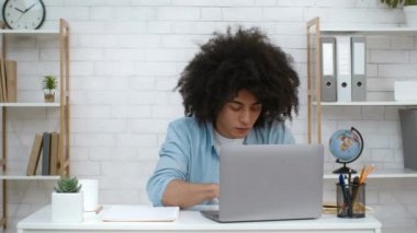 Öğrenci Adam Laptop Okunuyor Olumlu Mesaj Okuma İçerde Çalışıyor