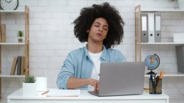 Düşünceli Öğrenci Bilgisayara Bakıyor İnternetten Öğrenmeyi Düşünüyor