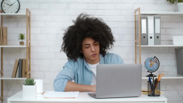 Frusztrált diák srác néz Laptop fáradt tanulás beltéri — Stock videók