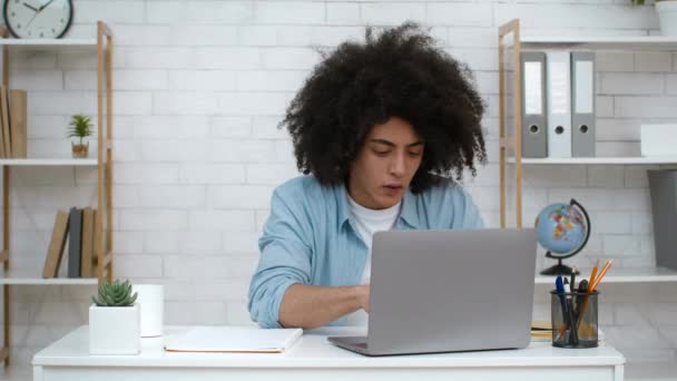 Μαύρος τύπος φοιτητής πληκτρολογώντας σε Laptop Μάθηση σε απευθείας σύνδεση στο σπίτι — Αρχείο Βίντεο