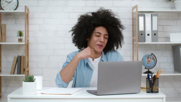 Alegre estudante cara no laptop conversando com distância tutor dentro — Vídeo de Stock