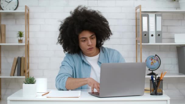 Estudiante universitario en el ordenador portátil tener idea de aprendizaje en línea en interiores — Vídeo de stock