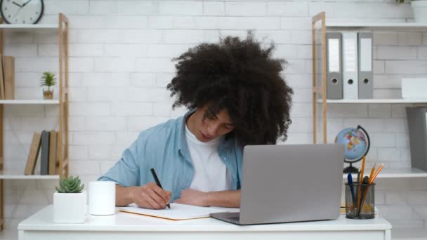 Student Learning La Laptop Căscat Obosit De Pregătirea Examenului În Interior — Videoclip de stoc