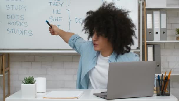 Online handledare Peka på Blackboard Förklara engelsk grammatik inomhus — Stockvideo