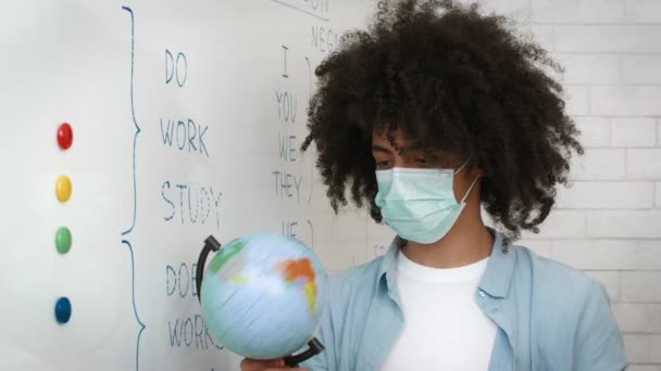 Učitel nosit masku a gesto zastavit stojí v blízkosti tabule Indoors — Stock video
