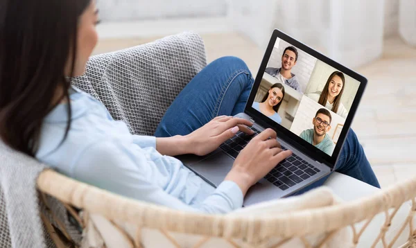 Videosamtal med familjen i karantän hemma. Deltar i konferens, bärbar dator skärm, enkel och bekväm app — Stockfoto