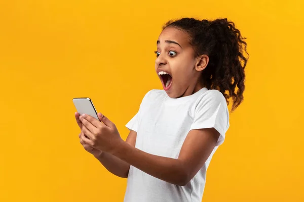 Жахлива чорна дівчина дивиться на телефон, бачачи погані новини — стокове фото