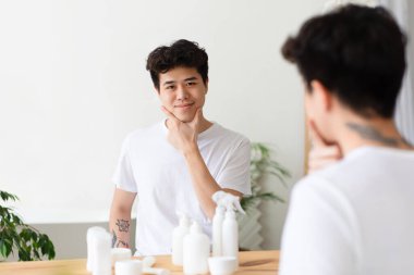 Tıraş olduktan sonra yumuşak ten, erkekler için olumlu duygular ve kozmetik