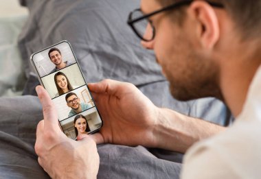 Arkadaşlarla konferans, güvenli olun, sağlık ve covid-19 virüsünün önlenmesi