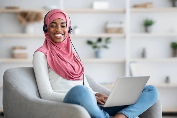 Online oktatás. Fekete muszlim nő Hidzsáb és fejhallgató tanulmány Laptop — Stock Fotó