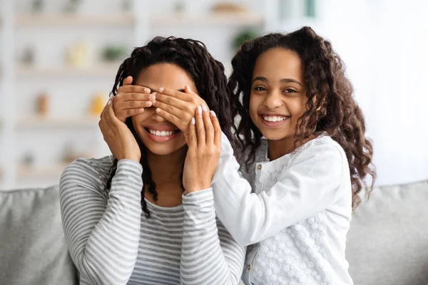 Παιχνιδιάρικο σγουρό μαύρο κορίτσι κάνει έκπληξη για τη μαμά, κοντινό πλάνο — Φωτογραφία Αρχείου