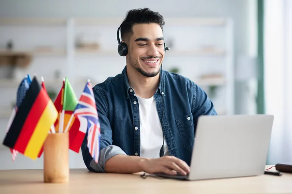 Szczęśliwy arabski facet student nauka języka obcego online — Zdjęcie stockowe