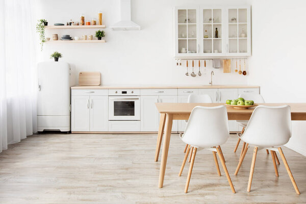 家の北欧インテリア。白と木製のダイニング家具、空のスペースと軽いスカンディナヴィアのキッチンインテリアのアイデア — ストック写真