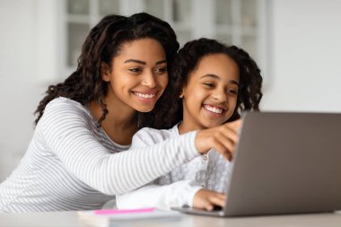 Güzel Afro-Amerikan annesi çocuğuna yardım ediyor, kopyalama alanı.