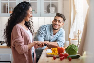 Mutfakta yemek pişirirken, Arap 'ın karısına bakmasına bayılıyorum.