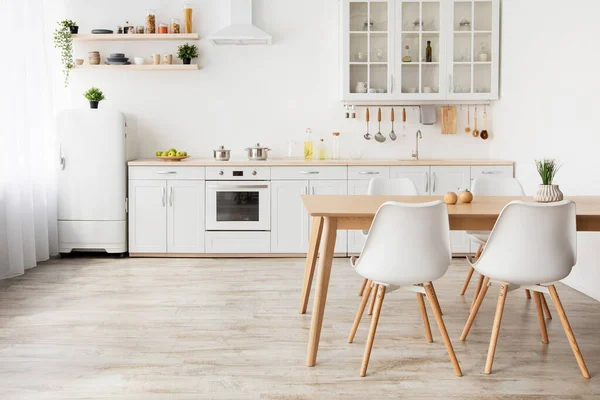 Conception de cuisine légère dans un style scandinave. Table à manger en bois et mobilier blanc, petit réfrigérateur, espace vide — Photo