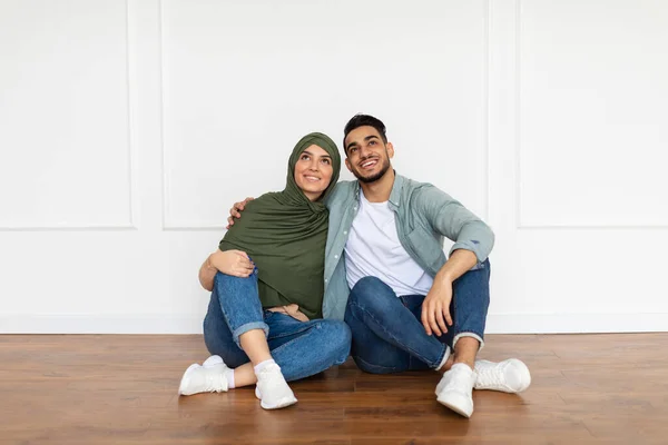 Boldog muszlim férfi és nő néz fel otthon — Stock Fotó