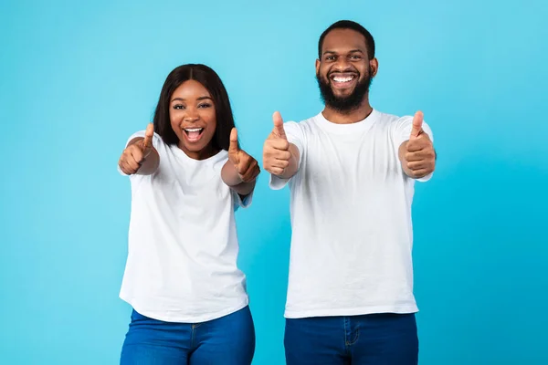 Szczęśliwa para Afroamerykanów gestykulująca kciuki do góry i uśmiechnięta — Zdjęcie stockowe