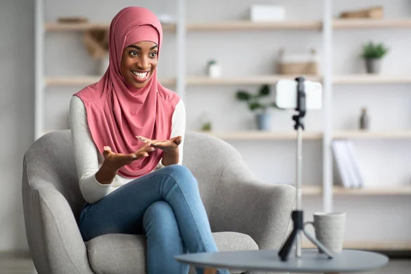 Modern Blogolási koncepció. Fekete muszlim hölgy Hidzsáb felvétel videó otthon — Stock Fotó