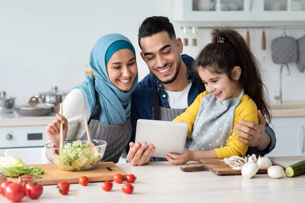 Mutfakta birlikte yemek pişirirken Dijital Tablet kullanan Mutlu Müslüman Aile — Stok fotoğraf