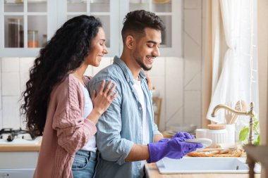 Sevgili Orta Doğulu Koca Yemekten Sonra Karısına Bulaşık Yıkamada Yardım Ediyor