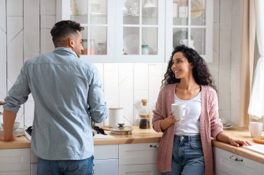 Genç Arap Çiftin Sabah Birlikte Mutfakta Geçirdikleri Portre