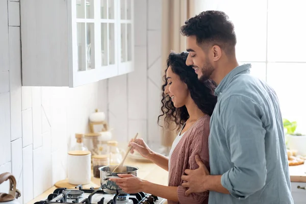 Romantiska Mellanösterns makar Förbereda mat tillsammans hemma — Stockfoto