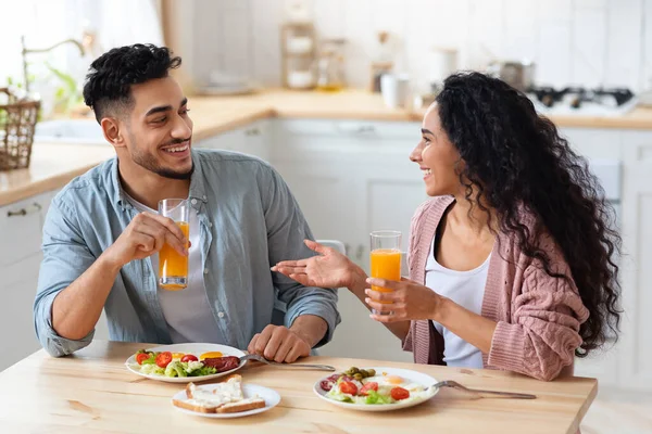 Alegre joven árabe pareja teniendo desayuno juntos en casa — Foto de Stock