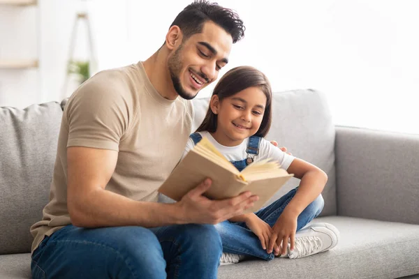 Far och dotter läser bok tillbringa tid tillsammans hemma — Stockfoto