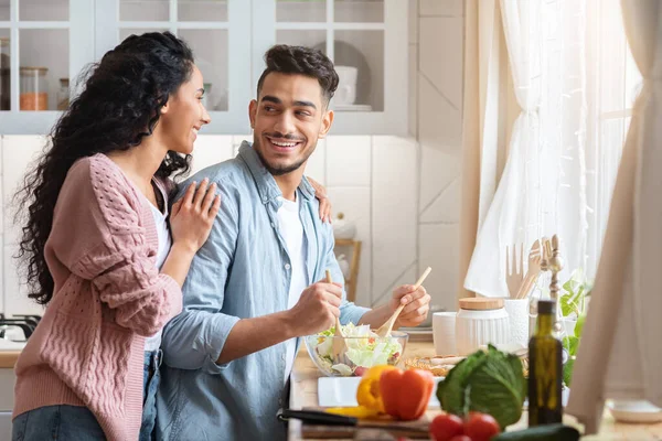 Retrato de románticos cónyuges de Oriente Medio cocinando comida saludable en la cocina juntos — Foto de Stock