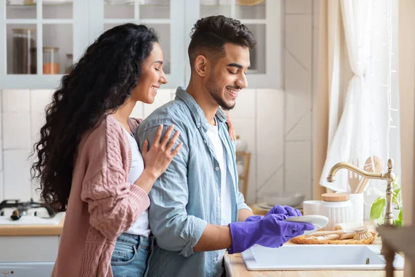 Sevgili Orta Doğulu Koca Yemekten Sonra Karısına Bulaşık Yıkamada Yardım Ediyor