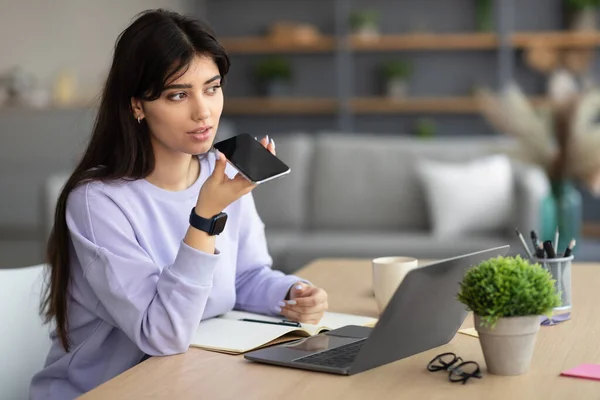 Mulher usando assistente de pesquisa de voz no telefone inteligente — Fotografia de Stock